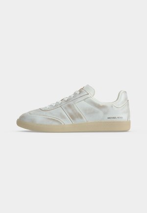 Hvid lavtop sneaker med beige sål, snørelukning foran, subtile folder detaljer og "MICHAEL KORS" logo nær hælen på ydersiden.