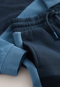 Non sélectionné, blue navy