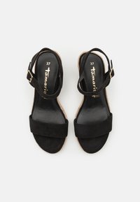Sandalias de ante negro con una tira ancha en los dedos, tira en el tobillo con hebilla dorada y suela de cuña de corcho color marrón. Talla 37.