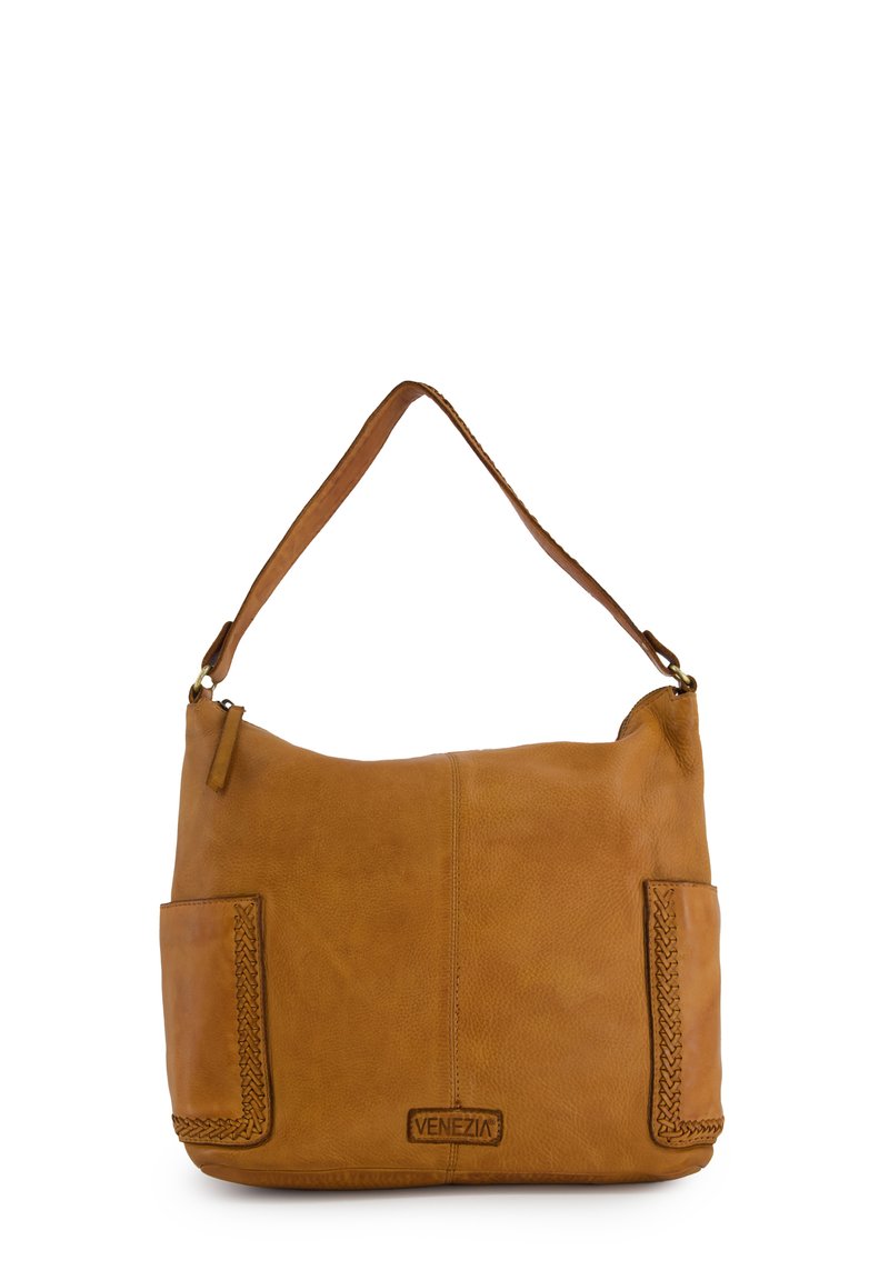 Beige lederne Handtasche mit einem lässigen Design. Sie verfügt über geflochtene Akzente an den Fronttaschen und hat einen einzelnen Schultergurt. Keine sichtbaren Beschläge.