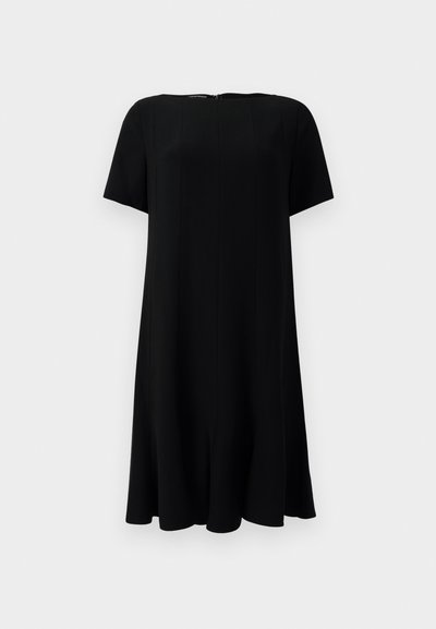 Juodas suknelė su trumpomis rankovėmis, apvaliu iškirpimu ir tiesia siluetu. Pabrėžia subtilius vertikalius siūlus ir užtrauktuką nugaros pusėje.