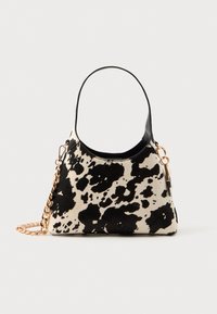 Borsa hobo con stampa di mucca bianca e nera, realizzata in materiale morbido. Presenta una parte superiore nera, una tracolla in catena dorata e un manico curvo.