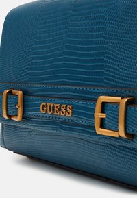 Guess SESTRI - Skuldertasker - teal