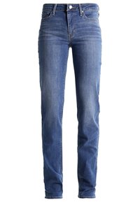 Pantalones vaqueros de mezclilla azul con un diseño de pierna recta, que presentan una cinturilla de altura media, un estilo de cinco bolsillos y un sutil desgastado para añadir textura.