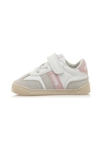 Weißer und grauer Kleinkind-Sneaker mit pinken Akzenten, ausgestattet mit einem Klettverschluss, strukturiertem Wildleder und einer Gummisohle in flacher Form.