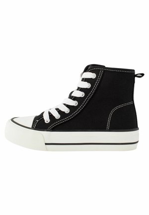Czarne trampki typu high-top z płótna, z białymi sznurówkami, białą gumową podeszwą, czarnymi szwami i pętelką z tyłu dla łatwego zakładania.