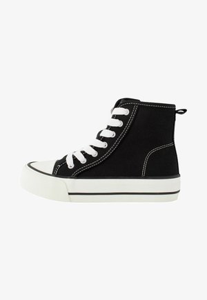 Schwarze High-Top-Canvas-Sneaker mit weißen Schnürsenkeln, weiße Gummisohle, schwarzen Nähte und einer Schlaufe an der Rückseite für ein einfaches Anziehen.