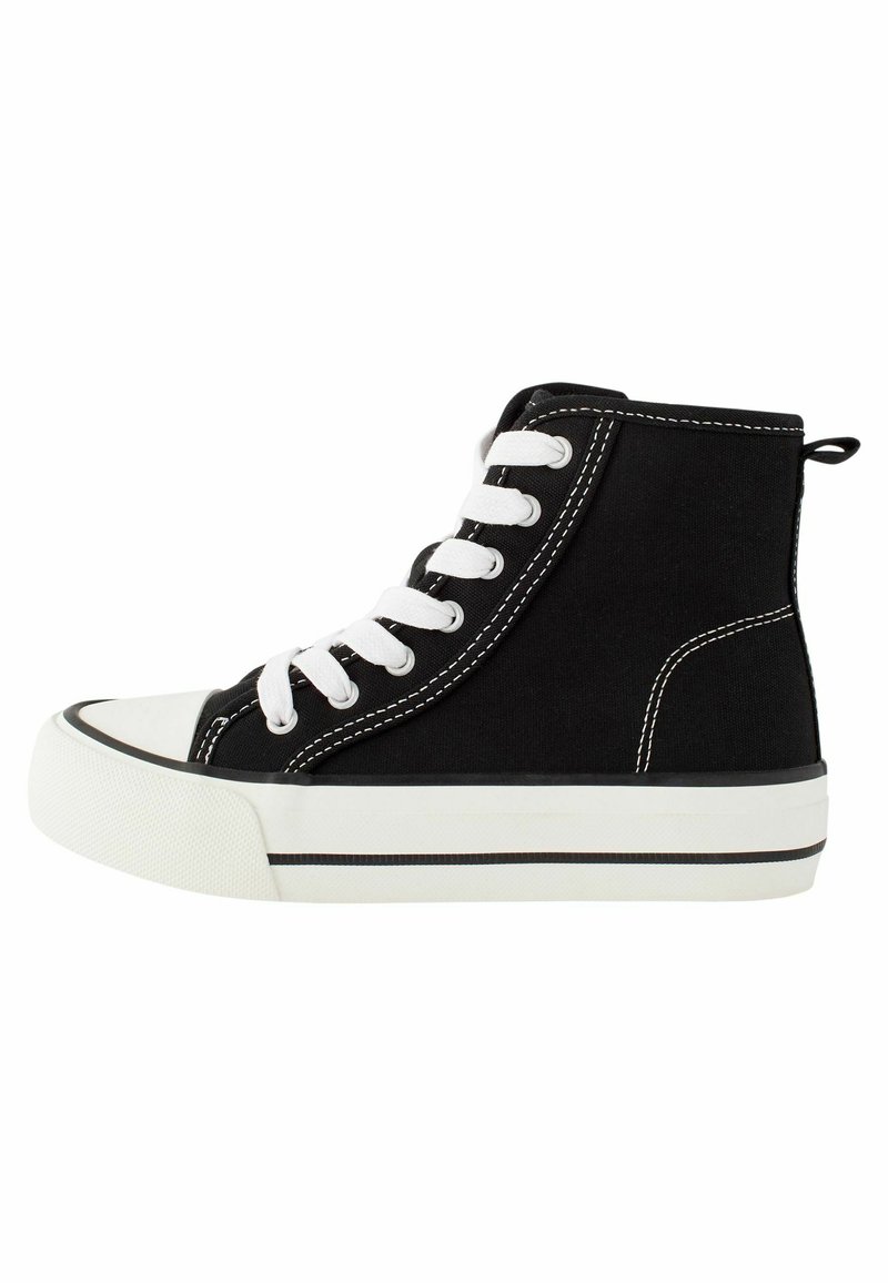 Schwarze High-Top-Canvas-Sneaker mit weißen Schnürsenkeln, weiße Gummisohle, schwarzen Nähte und einer Schlaufe an der Rückseite für ein einfaches Anziehen.