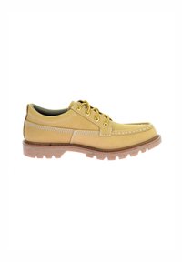 Zapato de cuero amarillo con suela de goma marrón, punta redonda y cordones. Presenta costuras blancas y un upper de cuero texturizado.