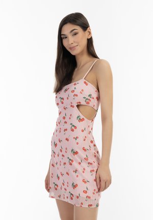 Rosa Baumwollkleid mit Kirschmuster, mit ausgeschnittenen Seiten, dünnen Trägern und einem figurbetonten Design, das oberhalb des Knies endet.