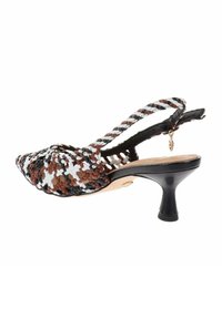 Chaussure à talon slingback tissée avec un bout pointu, présentant des textures marron, blanche et noire. Talon noir court, avec des accents décoratifs sur la bride.