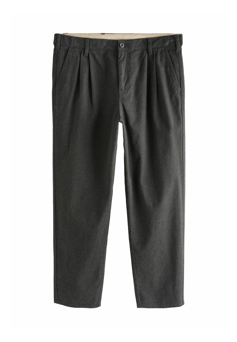 Tmavě šedé zúžené kalhoty s sklady, poutky na opasek, bočními kapsami a zapínáním na knoflík v pase.