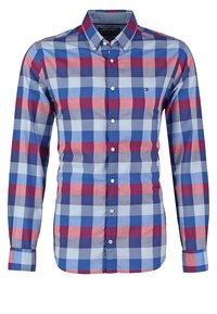 Langärmeliges Hemd zum Knöpfen mit kariertem Muster in Blau, Rot und Hellgrau. Verfügt über einen spitzen Kragen und ein blaues Logo auf der linken Brust.