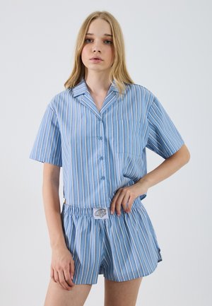 Modra prugasta kratka pijama set z kratkimi rokavi, ki ima ovratnik, zapenjanje na gumbe in elastičen pas za kratke hlače. Mehka tkanina z sproščenim dizajnom.
