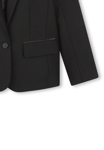 Zwarte blazer met een enkele knoop, getailleerde pasvorm, notch-lapels en een borstzak met subtiele biesdetails. Soepele textuur en strakke lijnen.