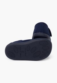 Navyfarbene Stoffschuhe mit Gummisohle, die eine strukturierte Unterseite und eine stabile Fersenkappe aufweisen. Einfaches Design ohne auffällige Muster oder Akzente.