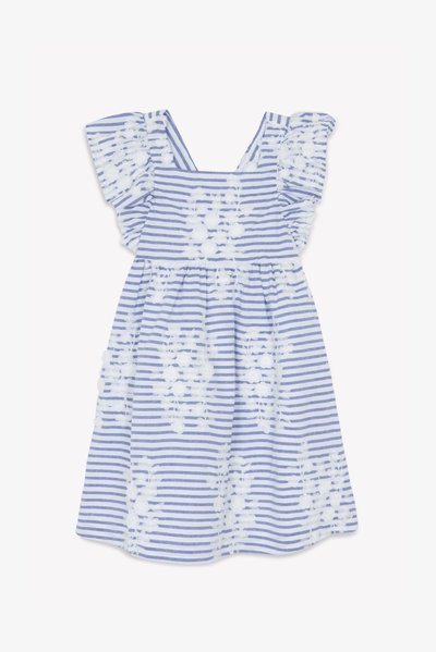 Prugasta haljina s bijelim cvjetnim vezom, s lepršavim rukavima i kvadratnim izrezom. Izrađena od lagane tkanine u plavoj i bijeloj boji.