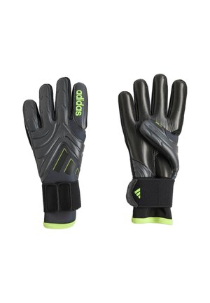 Guantes de portero negros con agarre texturizado, detalles verdes y una correa para la muñeca ajustable. Presenta un prominente logo de Adidas y un diseño distintivo en los dedos.