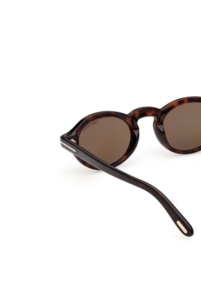 Runde Schildpatt-Sonnenbrille mit dunkelbraunen Gläsern und dünnen Bügeln, ein Bügel auf weißem Hintergrund ausgeklappt.