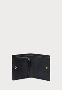 Μαύρο δερμάτινο πορτοφόλι με υφή, που διαθέτει πολλές θήκες για κάρτες, τμήμα με φερμουάρ για νομίσματα και χρυσές λεπτομέρειες.