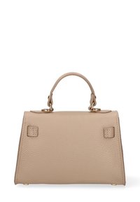 Borsa a mano in pelle beige con forma strutturata, manico corto e dettagli in metallo dorato. Superficie testurizzata con punti di attacco quadrati.