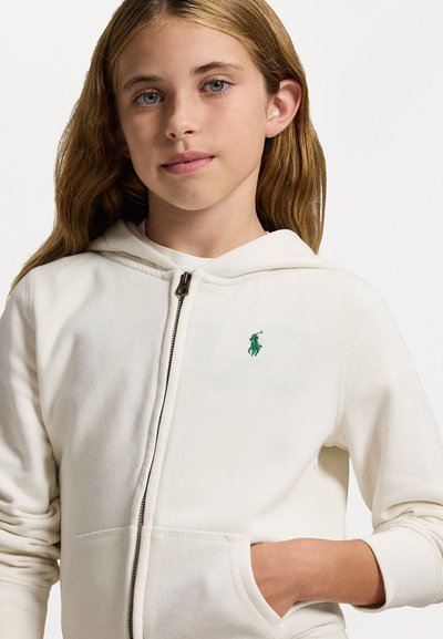 Bijela zip-up dukserica od pamuka s zelenim izvezenim logotipom na lijevom prsnom dijelu, kenguruh džepovima i kapuljačom s vezicom.