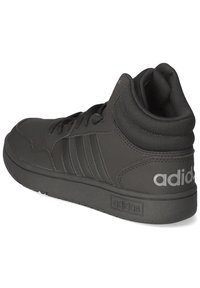 Sneakers neri alto realizzati in materiale sintetico liscio, con supporto per la caviglia testurizzato, tre strisce laterali e un logo grigio sul tallone.