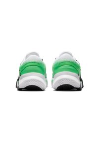 Scarpe sportive con una tomaia in rete bianca, dettagli in sintetico verde e suola in gomma nera, che mettono in evidenza un tallone ammortizzato e un design testurizzato.