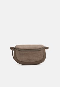Bolso de ante marrón con forma redondeada, cierre superior con cremallera y correa lateral. Presenta el nombre de la marca en relieve en la parte frontal.