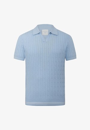 Hellblaues Strick-Poloshirt mit kurzen Ärmeln, Zopfmuster, geripptem Kragen, V-Ausschnitt und weiß gestreiftem Saum- und Bündchenabschluss.