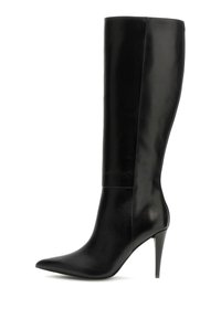 Stivale in pelle nera al ginocchio con punta affilata e tacco a stiletto. Presenta una texture liscia e un design minimalista con accentuazioni delle cuciture laterali.