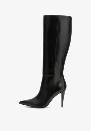 Stivale in pelle nera al ginocchio con punta affilata e tacco a stiletto. Presenta una texture liscia e un design minimalista con accentuazioni delle cuciture laterali.