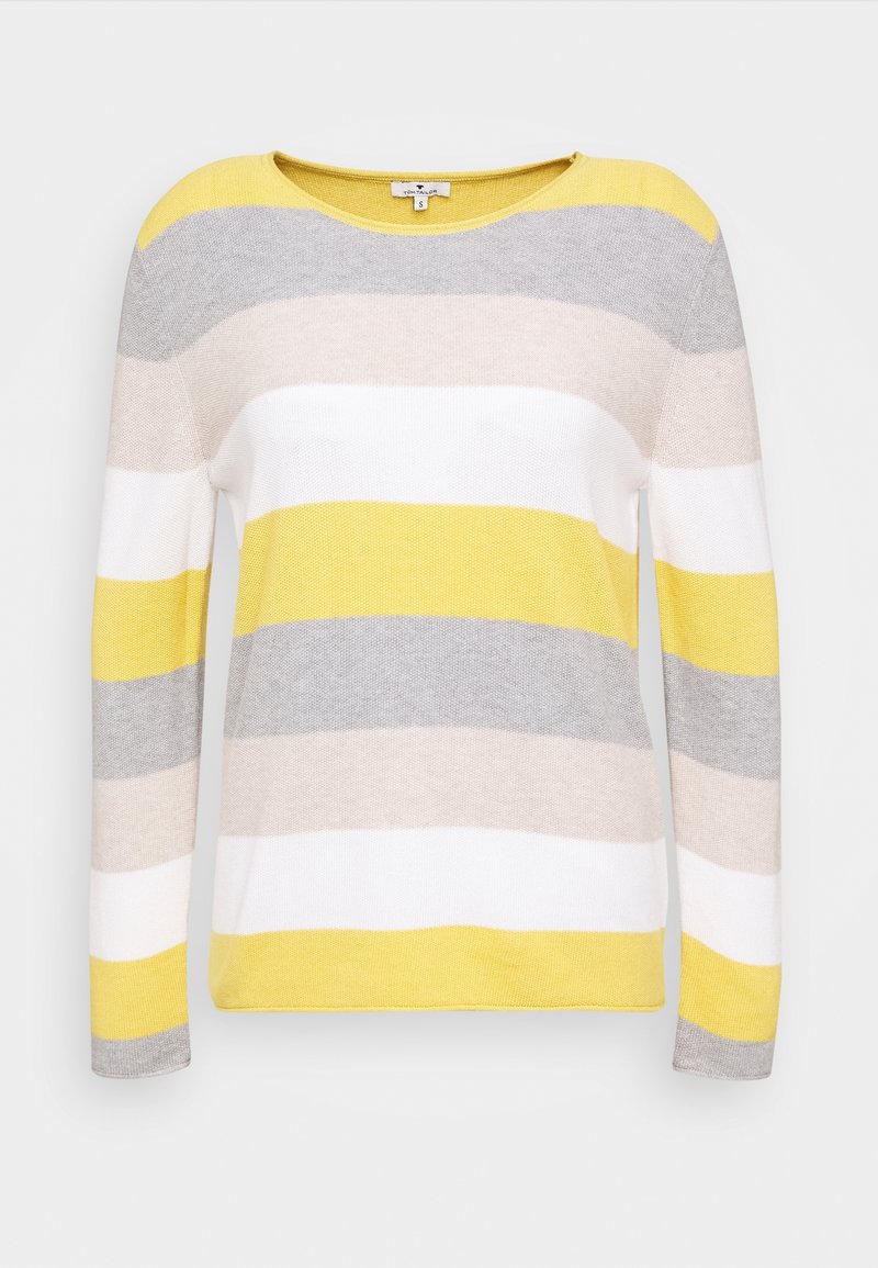 Geel-grijs gestreepte trui met een ronde hals, lange mouwen en een gebreide textuur. Heeft afwisselende horizontale strepen.