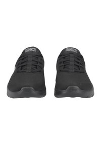 Baskets de sport noires avec une tige en mesh respirant, des lacets plats et une semelle rembourrée. Présente la marque "SKECHERS GOwalk" sur la languette.