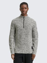 Grijze en zwarte trui met ritssluiting en een fijngebreid patroon, voorzien van lange mouwen en een klein labelaccent bij de zoom.
