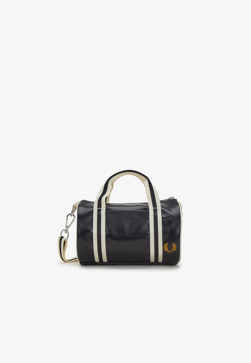 Bolsa cilíndrica pequeña negra con asas a rayas blancas y negras y correa de hombro desmontable, logo de laurel dorado en la parte inferior derecha.