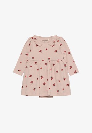 Robe de bébé rose pâle avec manches longues, col à volants et imprimé de coccinelles rouges partout.