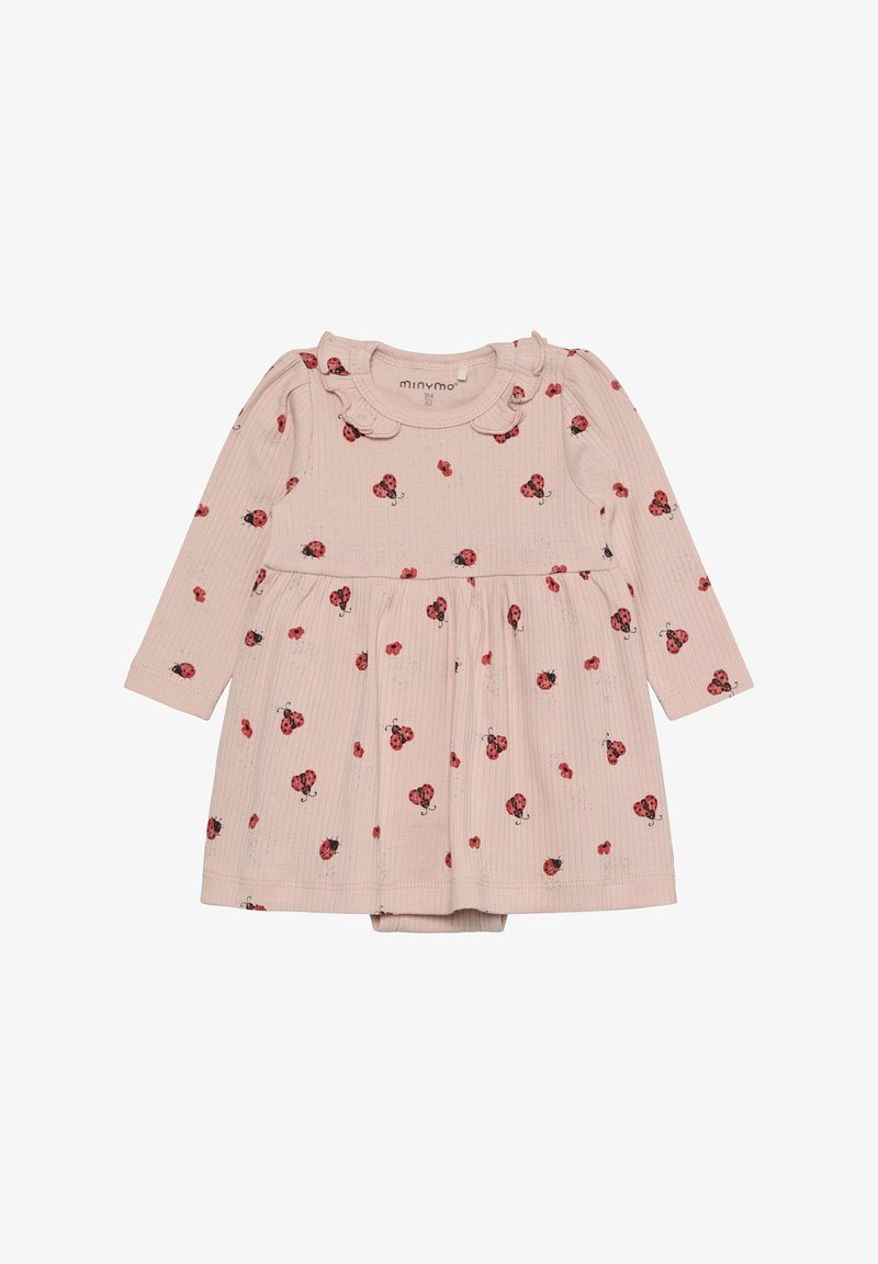 Robe de bébé rose pâle avec manches longues, col à volants et imprimé de coccinelles rouges partout.