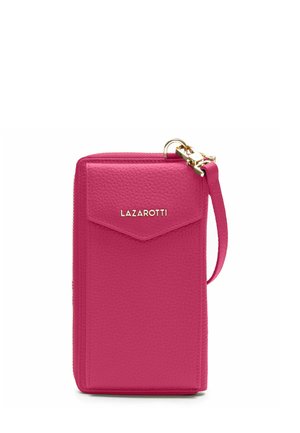 Portafoglio in pelle rosa con finitura testurizzata, chiusura a zip e tracolla. Presenta una tasca a pattina e un accento con logo dorato.