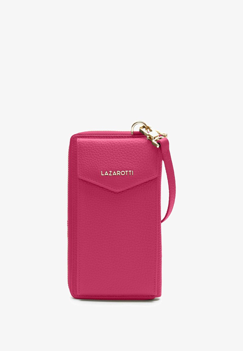 Portafoglio in pelle rosa con finitura testurizzata, chiusura a zip e tracolla. Presenta una tasca a pattina e un accento con logo dorato.