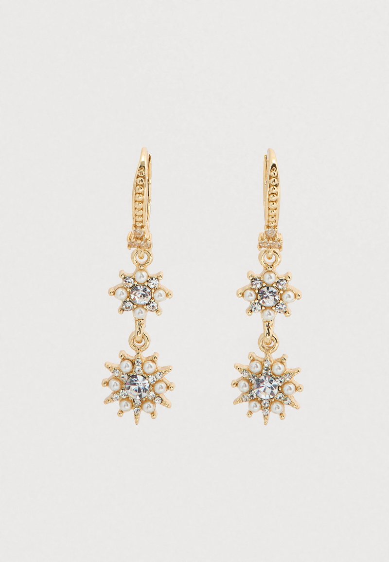 Σκουλαρίκια κρεμαστά σε χρυσό τόνο με δύο σχέδια αστραφτερών ακτινοβολιών, στολισμένα με κρύσταλλα και μαργαριτάρια, δημιουργώντας μια στρωματοποιημένη, υφή εμφάνιση.