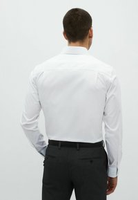 Next FOUR WAY STRETCH SINGLE CUFF REGULAR FIT - Kostymskjorta - white