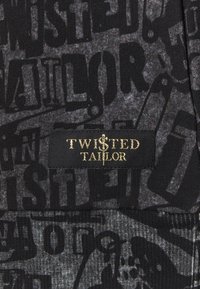 Czarna tkanina z powtarzającym się tekstem i wzorami graficznymi, z wyraźną złotą i czarną metką z napisem "TWISTED TAILOR."