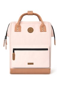 Hellrosa Rucksack mit beige Lederakzenten, ausgestattet mit einer Vorderreißverschlusstasche, einem oberen Griff und einem runden Marken-Aufnäher. Hergestellt aus strapazierfähigem Material mit strukturiertem Design.
