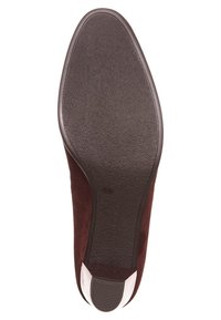 Burgundy mockasin med en texturerad gummisula. Vit läderdetalj vid hälen. Strömlinjeformat design, spetsig tå och låg profil.