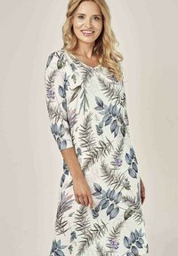 Sukienka w kwiaty wykonana z miękkiego, lekkiego materiału, z rękawami do połowy łokcia i luźnym krojem, zdobiona zielonymi i fioletowymi motywami liści.