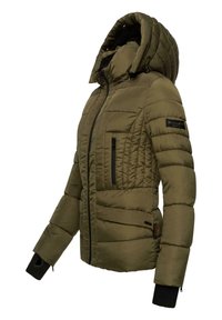 Olijfgroene donsjacket met capuchon. Heeft een doorgestikte textuur, ritszakken en gebreide manchetten. Merktag zichtbaar op de mouw.