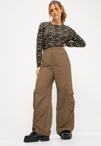 Studio Untold STRAIGHT WIDE LEGS TASCHEN SAUM-BINDEBAND - Cargobroek - taupe