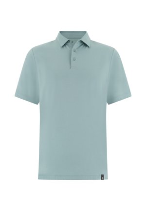 Hellblaues Polohemd mit kurzen Ärmeln, Dreiknopf-Leiste und kleinem schwarzem Etikett am unteren Saum vor weißem Hintergrund.