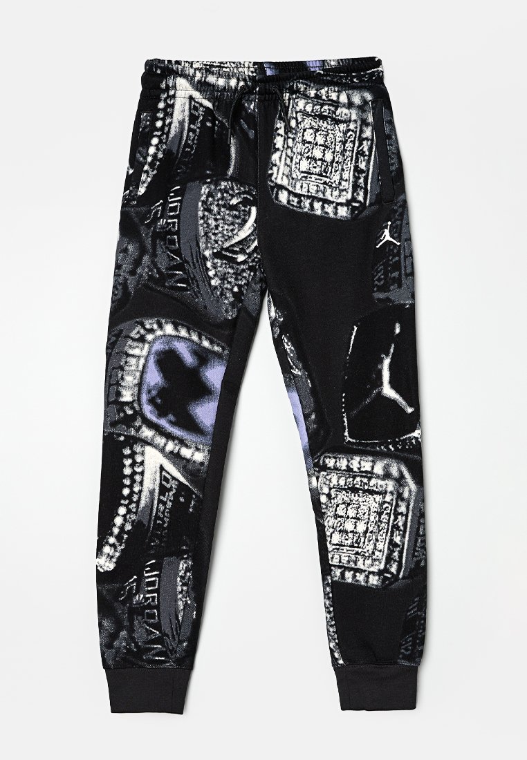Fleece Jogging-Hose mit einem schwarz-grauen Grafikdruck von Sneakern. Elastischer Bund und gerippte Bündchen. Weiche Textur.